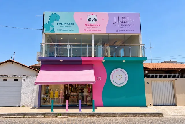 Fachada da loja, número 77, com o letreiro da Pequeno Dino, da Mini Maricota e da Hello Maricota